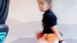 爸爸陪女儿练拳秒变人肉沙包，女儿出拳干脆利落拳如疾风