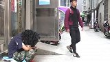 小伙上班路上给乞丐5块钱，1年后，乞丐却成了自己的老板！