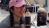 悠着点笑妹子，不然要把自己笑岔气了！