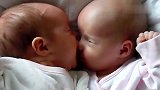 双胞胎小宝宝睡醒后：搂住对方就开始啃，饿惨了连亲兄弟都不放过