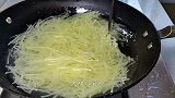 天热土豆不要炒着吃了，教你做炝拌土豆丝，清脆爽口，下酒又下饭
