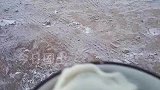 突遇大雪车辆滞留，热心大哥煮饺子给货车司机吃