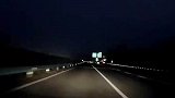 男子夜间高速路行车，遇见车祸减速后被追尾
