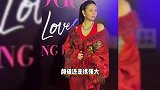 邱淑贞女儿出席活动，23岁沈月穿红裙贵气逼人，完美遗传妈妈美貌