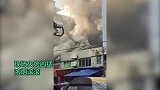 温州一菜市自建房清晨突发火灾，附近商户：火已扑灭，无人员伤亡