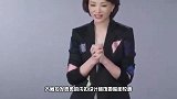 46岁董卿素颜太真实，穿浅色连衣裙知性优雅，卸掉浓妆大有不同
