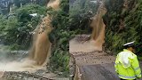 四川昭觉山洪形成瀑布，现场洪水倾泻而下阻断道路