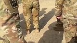 女兵顶不住训练的压力，居然站着睡着了