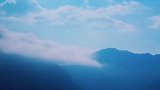 浮云不共此山齐，山霭苍苍望转迷。
