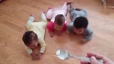 妈妈拿吃的引诱三胞胎向前爬，三个娃立马铆足劲抢吃的，太可爱了