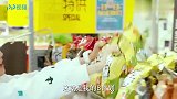 果果挑牛排还要看颜值,跟着两个大帅哥逛超市,实在是太幸福了!
