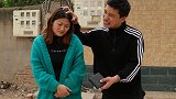 女孩捡到钱包苦等3小时，失主却欺负她聋哑，幸亏老天开眼