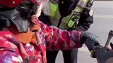 大妈头盔总觉得带着不对劲，还带靠交警解决问题