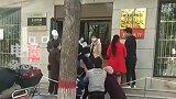 16日陕西大荔县，民政局门口婆婆跪留儿媳 ，孩童在身旁观看。