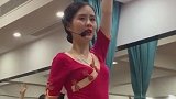 礼仪老师带学员练习动作，一身红色舞蹈服，太有女人味了！