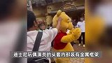 迪士尼玩偶演员遭游客拍头倒地不起，打人者被阻后仍满脸笑容，迪士尼回应