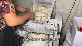 福建阿姨在乡下村里做包子，小店只卖2样产品，每天要做300个肉包