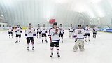 来看这群冰球队员表演的《一起向未来》手势舞