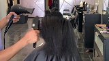 妹子头发蓬松又卷，拉成直发的样子，气质提升几倍