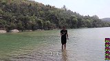 清澈见底的湖面上飘着一些快要死的鱼，却让小伙有了意外的收获！