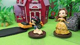白雪公主和贝儿修理马路，小鸡不小心陷进水泥里了，鸡妈妈好着急
