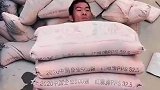男子一次性扛起6袋水泥