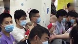小牛：我就吃个奶，至于拉我一头屎吗