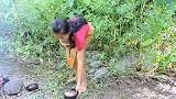 东南亚荒野厨娘，小女孩河里摸福寿螺，石板烤熟，鲜香味美