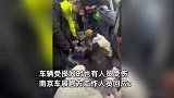 网传南京车展极氪轿车撞向比亚迪，车辆受损有人倒地，官方：小事故，只是惊吓