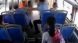 老人抽搐失去意识，公交司乘合力救助