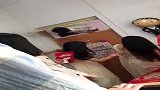 伴娘不让新郎进门，新郎竟从窗户上爬了进来，伴娘都愣住了！