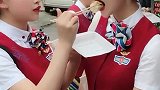 空姐小姐姐饿了，吃东西怕影响妆容，竟然这样做，好暖呀！