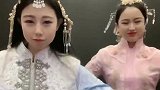姐妹一起跳可爱复古舞，眼睛一直盯着粉衣服的美女，笑起来好可爱