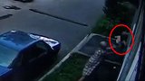 俄罗斯：一名幼童爬出窗外坠落，过路老奶奶张开双臂接住孩子