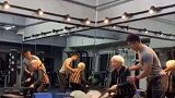 武汉一位网友发布了一则白发奶奶在健身房甩战绳的视频走红。网友们纷纷感叹：这速度自愧不如！ 老年人生活