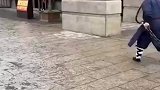大爷在空地抽铁链，光听这声音都觉得可怕！