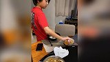 张柏芝晒二儿子做菜照 Quintus留长发神似谢霆锋