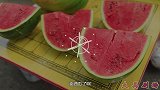 小夫妻卖西瓜，却把西瓜都挖到杯子里，这是什么套路？