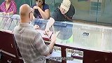 男子在老板眼皮子底下偷走首饰，若不是监控，谁信