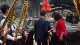 新娘一下车，被接下来的一幕惊喜到了，嫁给爱情才有的模样！