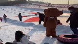 让世间美好与你环环相扣，调皮熊来到滑雪场捣乱了！