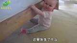 爸爸走进房间，当看到小宝宝这一幕时，真是哭笑不得呀