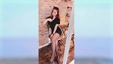笑容甜美的时尚美女，优雅精致的穿着搭配黑色的丝袜，简直美翻了