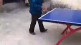 农村七旬阿婆打乒乓球，看发球姿势就知是高手，我打不过她
