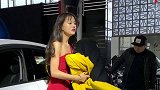 车模小姐姐大发脾气，小哥哥差点中招了，幸亏有人在场主持公道！
