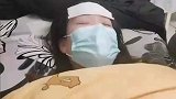 老婆高烧病倒在床想要水喝，老公在床边一个劲儿地显摆得瑟