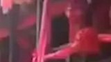 男子将绣球拿给女友，女友气得翻脸场面十分尴尬