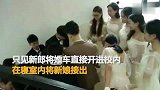 云南一高校毕业生校内结婚 新娘从女寝接上婚车