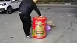 狗狗将烟花筒踹倒，遭到主人暴打
