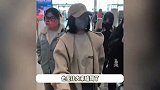 秦岚低调现身机场，被扒与魏大勋穿同款卫衣，网友：疑似小情侣共享衣橱
